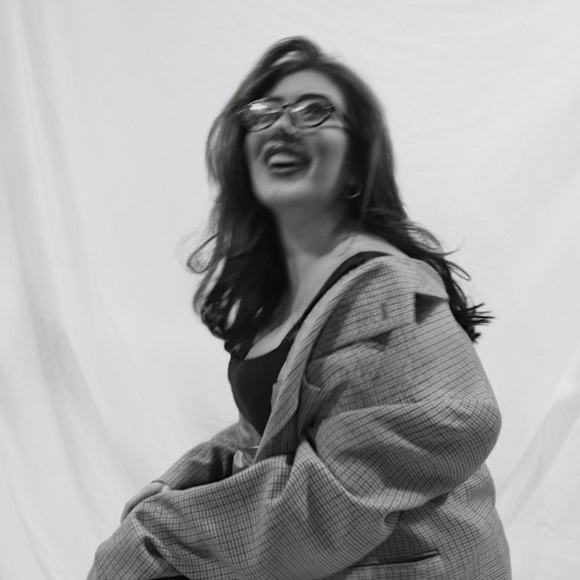 Meet your Posher, Cira - Picture 1 of 1